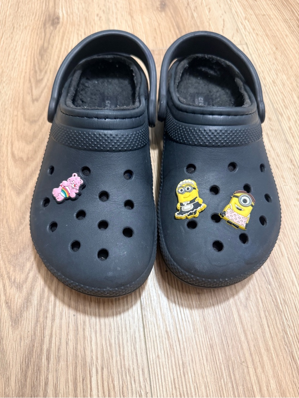 Crocs Classic Lined Clog Black Fuzzy Women's 8 Men's 6 Unisex Clogs + Charms